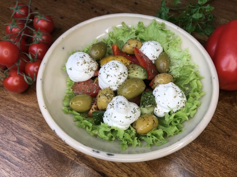 Овощной салат с тапенадом, оливками