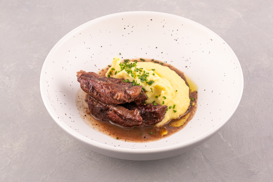 Телячьи щеки и картофельное пюре