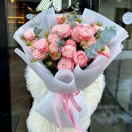 Кустовые розы Мадам Бомбастик с эвкалиптом