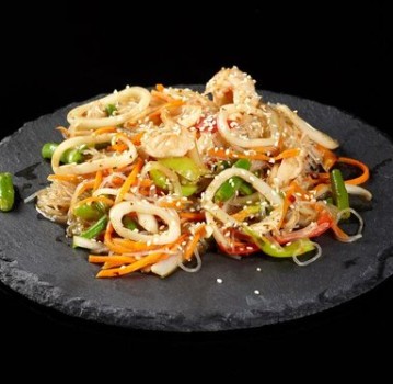 Фунчоза с тигровой креветкой и овощи и соус на выбор