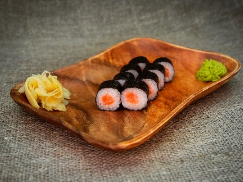 Классический ролл с лососем