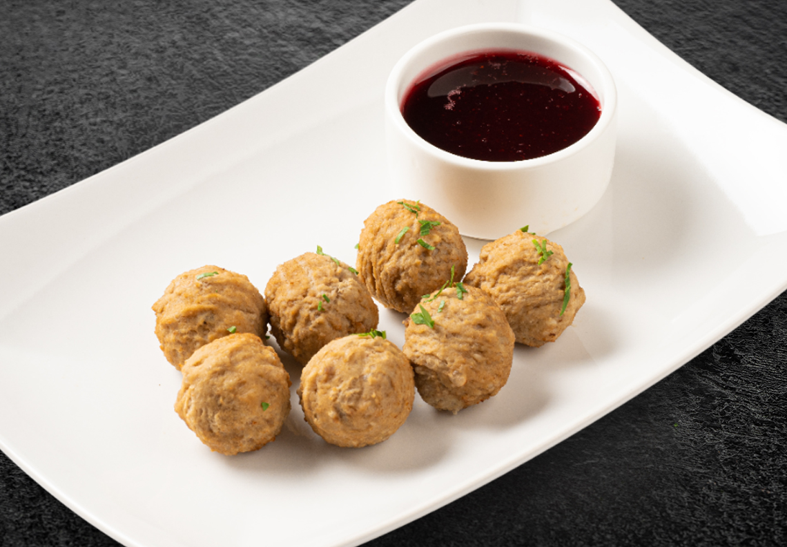 Фрикадельки с брусничным соусом