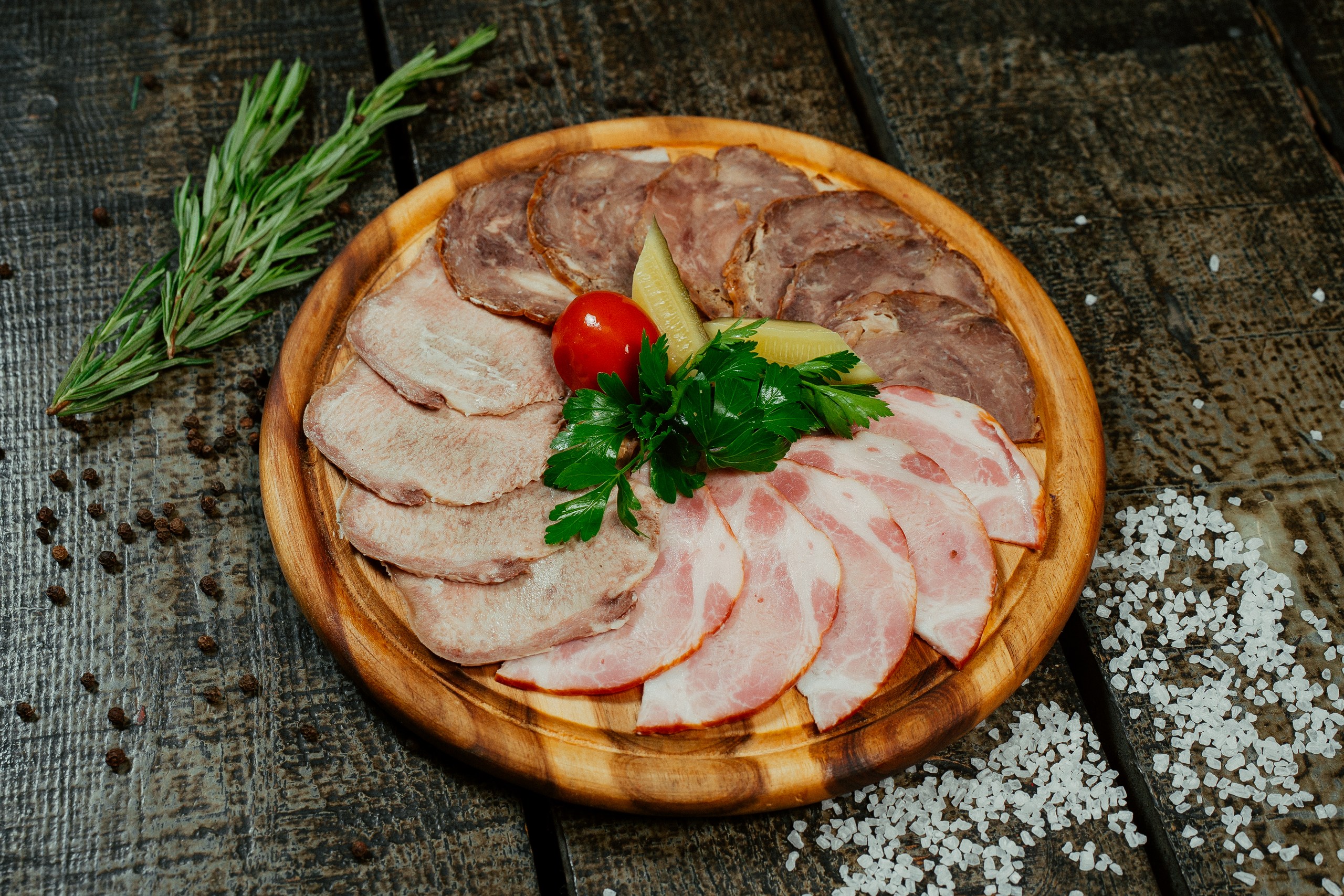 Нарезка мясных копченостей