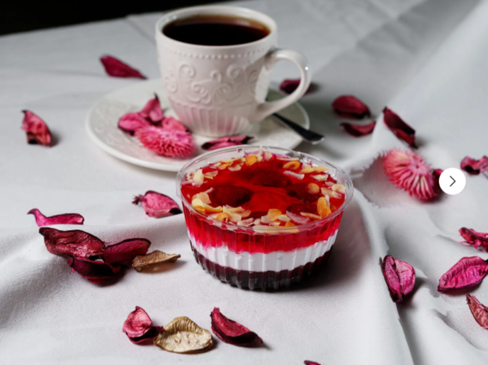 Десерт с малиной