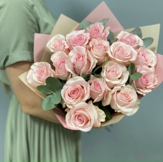 Шикарный букет из пионовиднвх роз