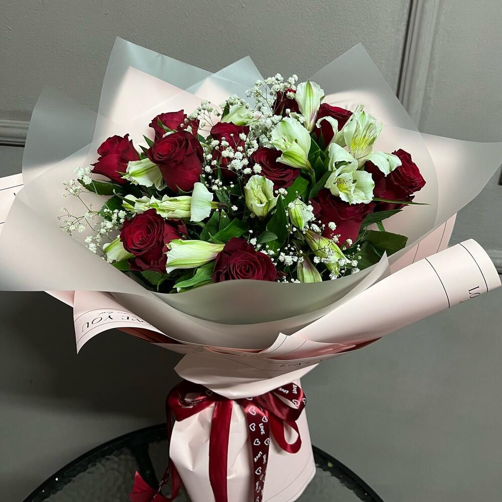 Букет из роз и альстромерии