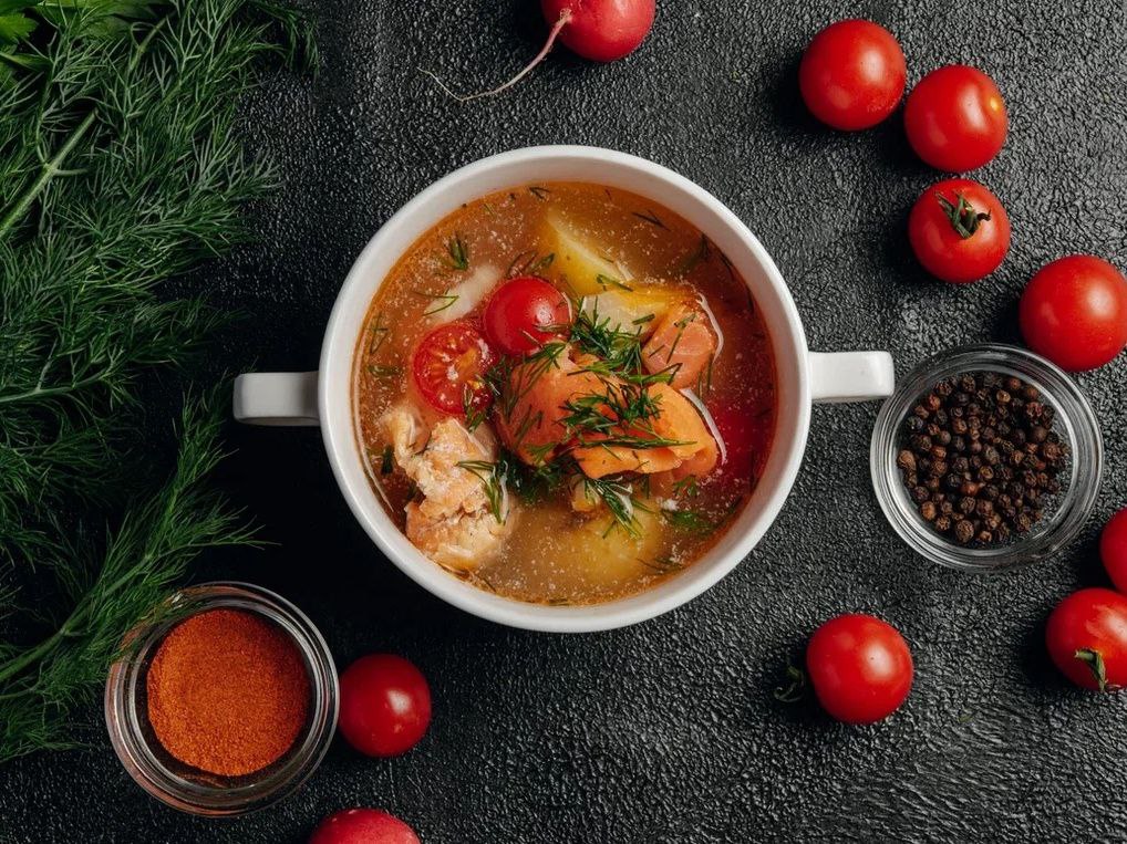 Уха из лосося и копченого палтуса