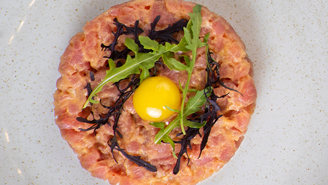  Тар-тар из тунца и манго соусом