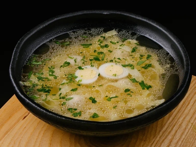 Бульон с яйцом и домашней лапшой