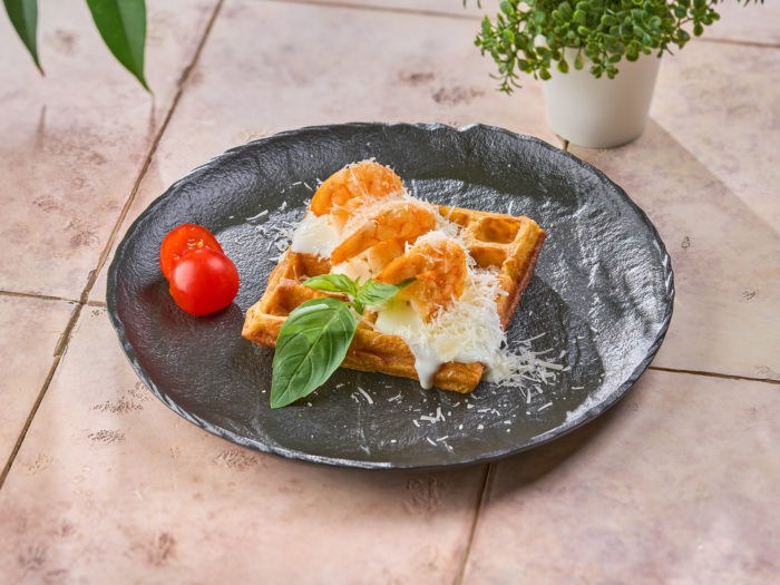 Вафля с креветкой и сливочным соусом