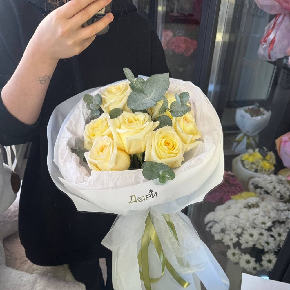 №67 Белые розы с эвкалиптом в авторской упаковке XL