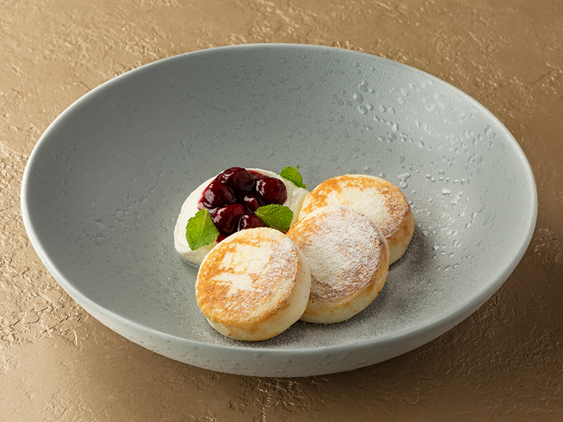 Сырники с клубничным вареньем и сметаной