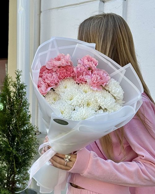 Букет из гвоздик и хризантем