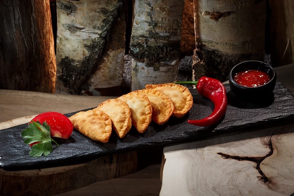 Мини-чебуреки с аджикой