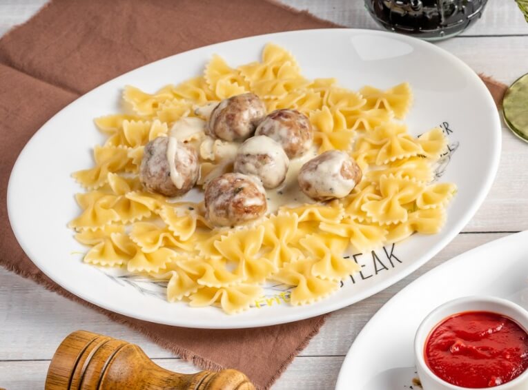 Фрикадельки с макаронами