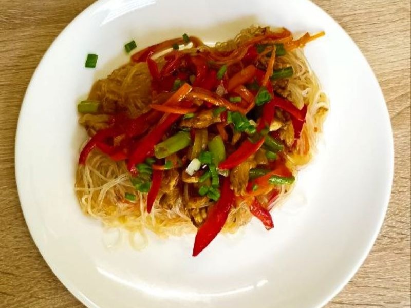 Фунчоза со свининой и овощами в соусе терияки