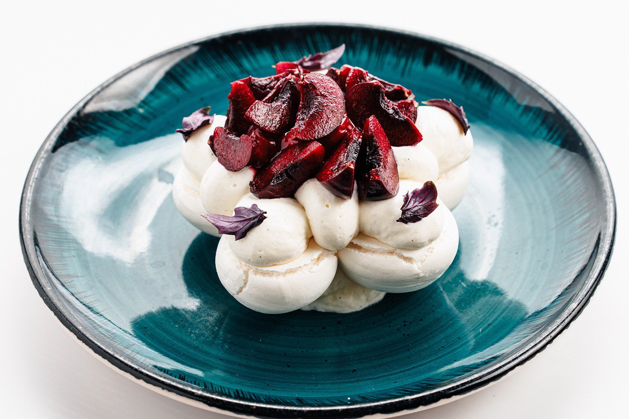 Анна Павлова с сезонными ягодами