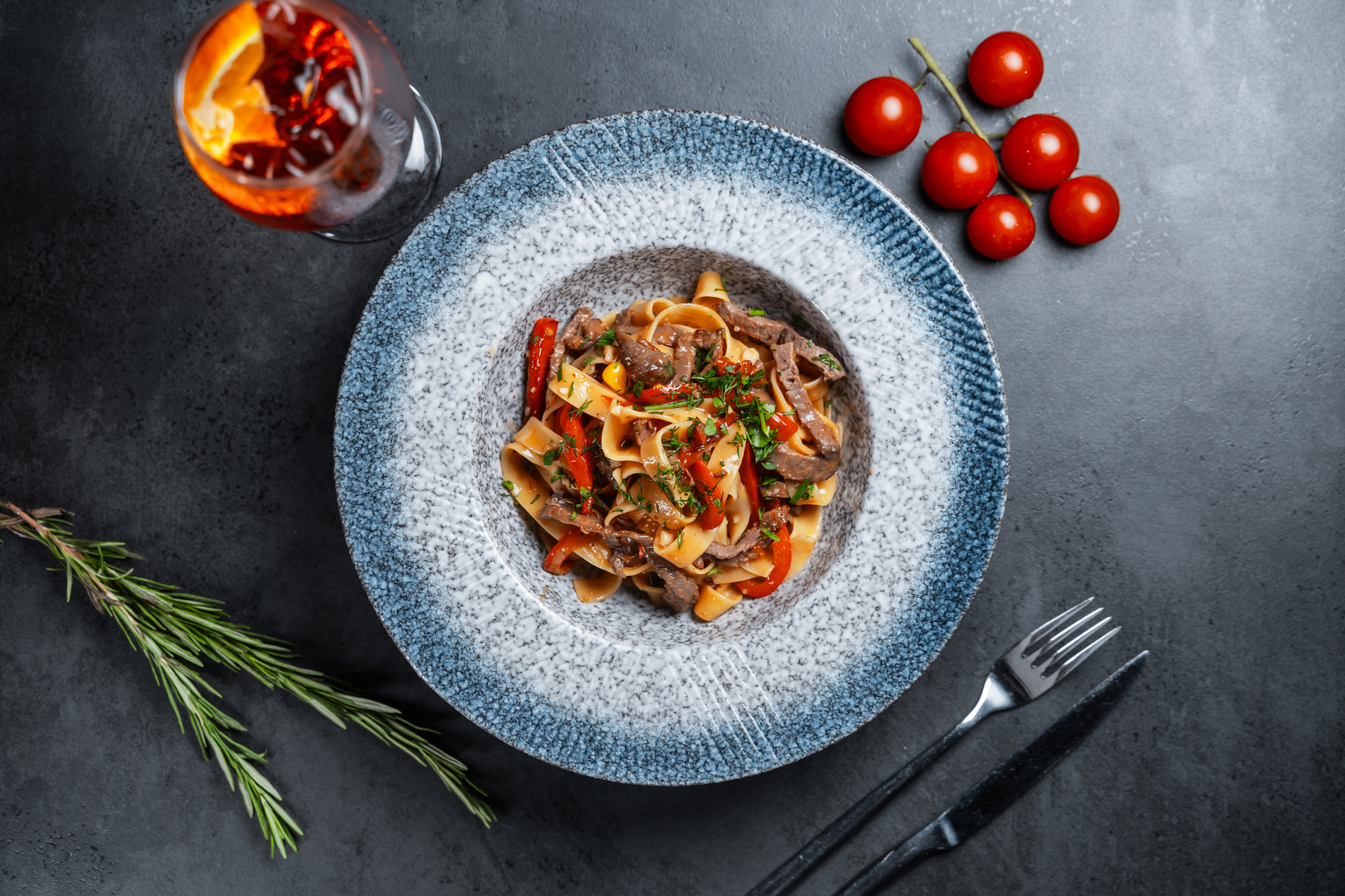 Паста с ростбифом, овощами и арахисом терияки