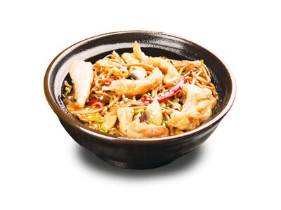 Китайская соба с овощами и курицей