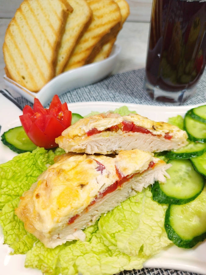 Отбивная куриная под сырной шапкой с помидором 500гр (1шт/100гр❄)
