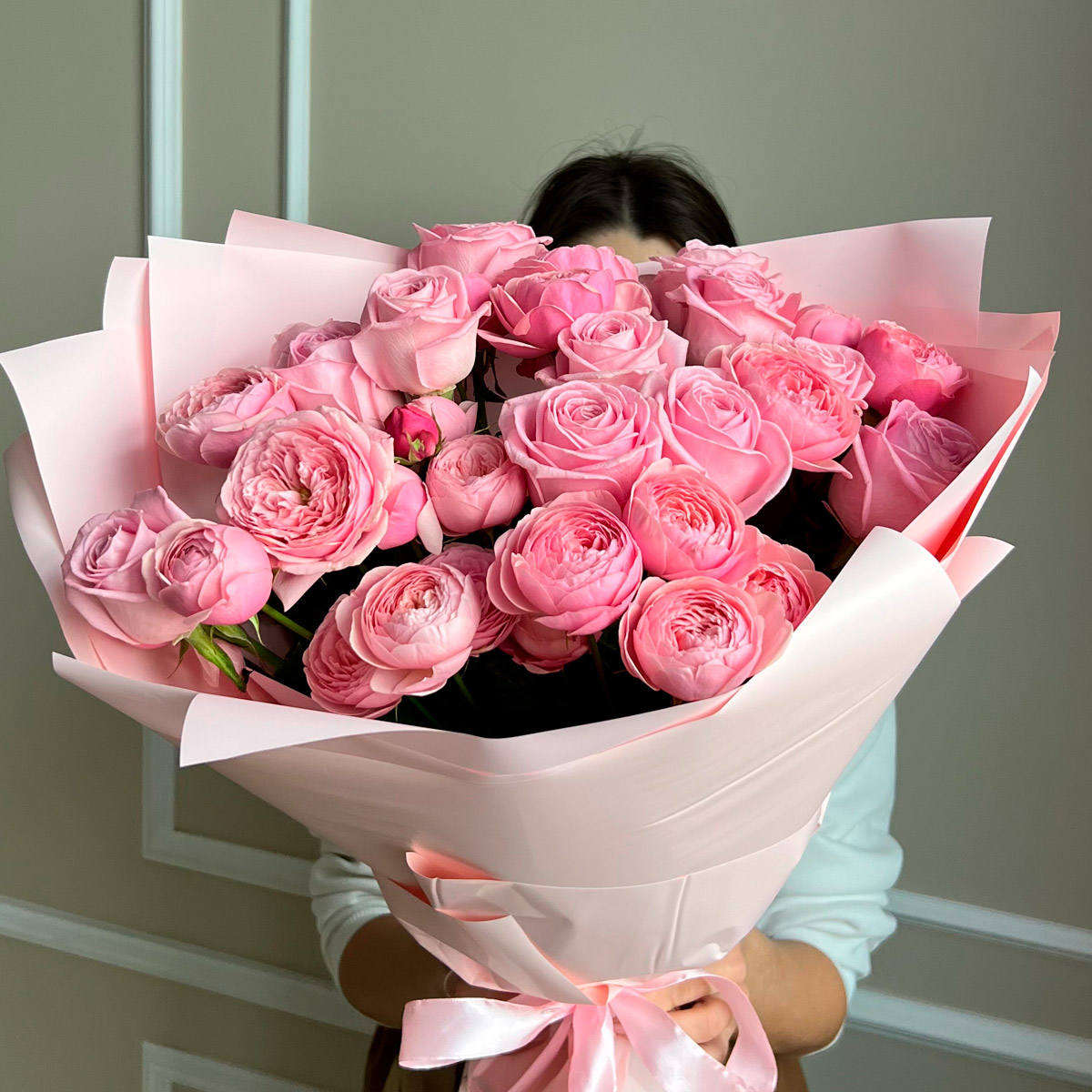 Моно букет из кустовых пионовидных роз (предзаказ)