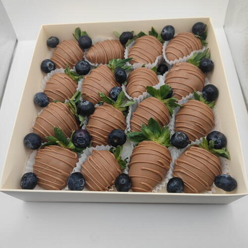 Клубника в молочном шоколаде с добавлением голубики