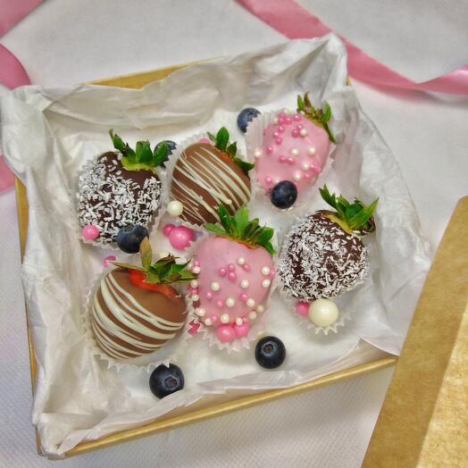 Набор из 6 клубник в шоколаде