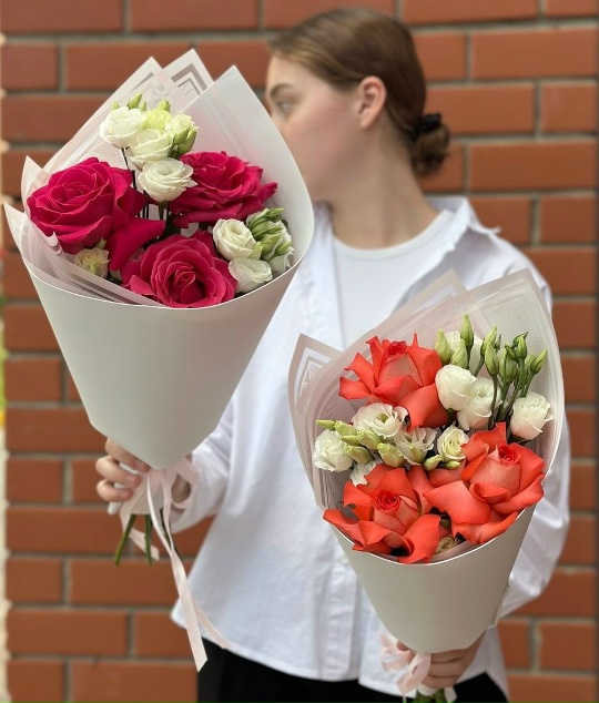 Букет из роз эустомы.