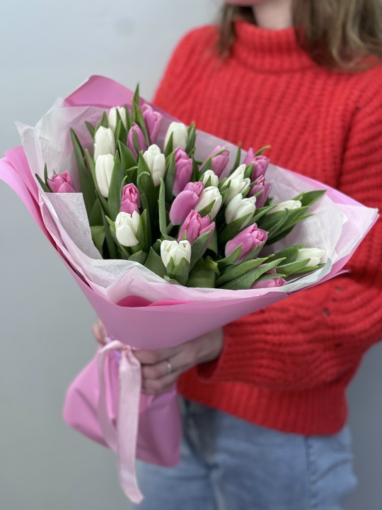 Бело-розовый микс из тюльпанов