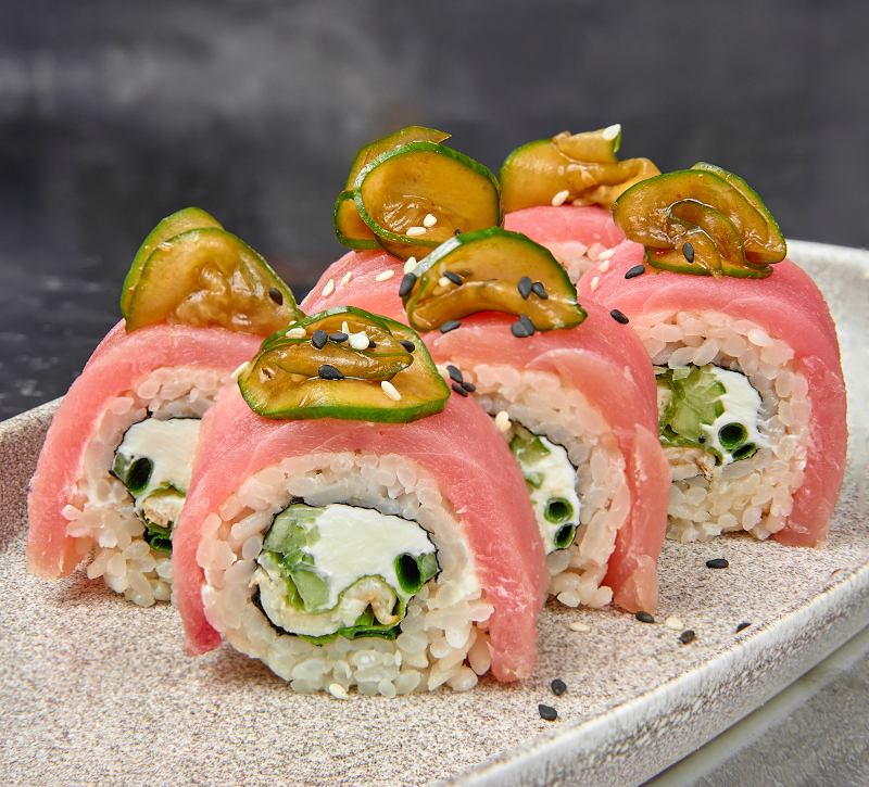 Внутри угорь и сыр, сверху свежий тунец и огурец кимчи Сыр творожный