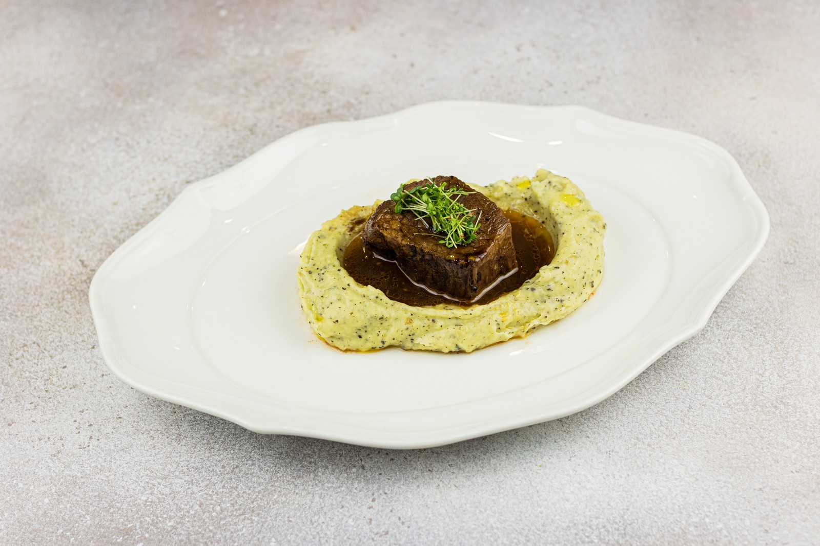 Томлёная говядина с трюфельным пюре