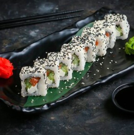 Ролл Черный и белый лосось в кунжуте