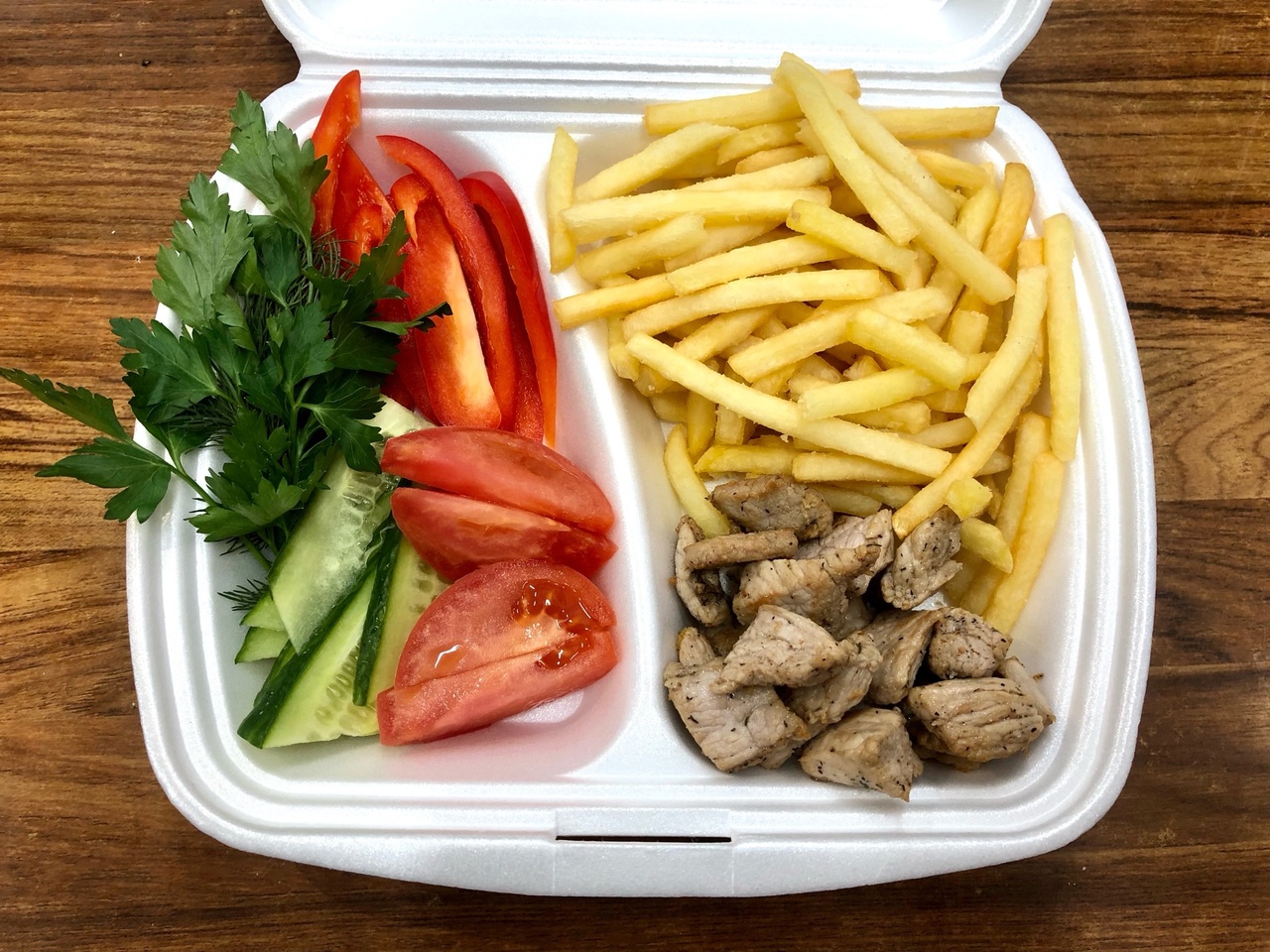 Картофель фри со свининой и овощами