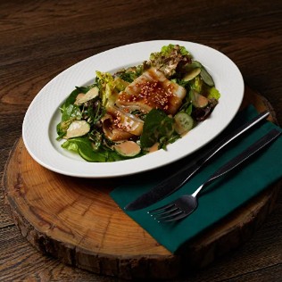 Зеленый салат с кальмаром в азиатском стиле