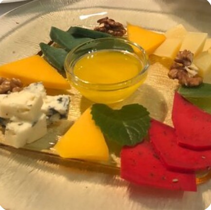 Ассорти из сыров с медом и орехами