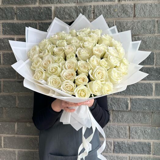 Букет из 51 белой розы в упаковке