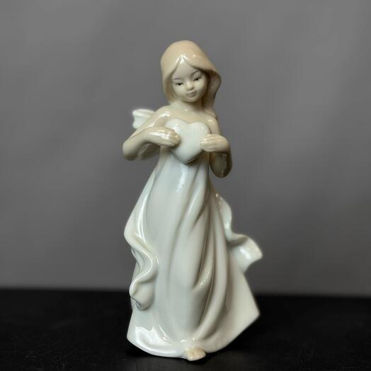 Статуэтка девушка с сердцем