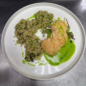 Куриные биточки с киноа под зел. соусом