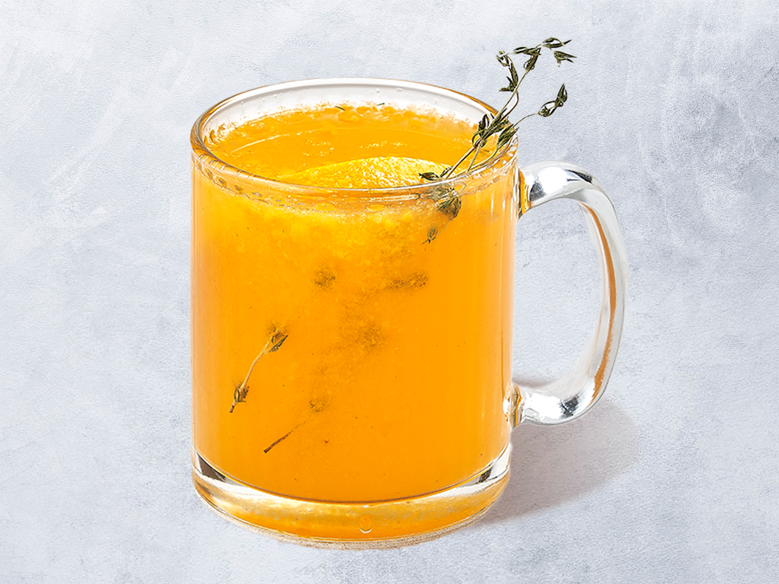 Морошка в кружке.