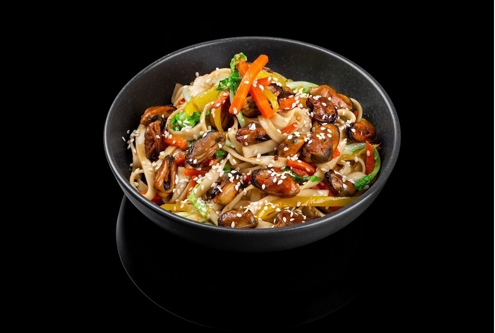 Лапша WOK с мидиями в сливочном соусе