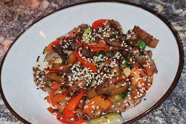 Тёплый салат с говядиной и овощами