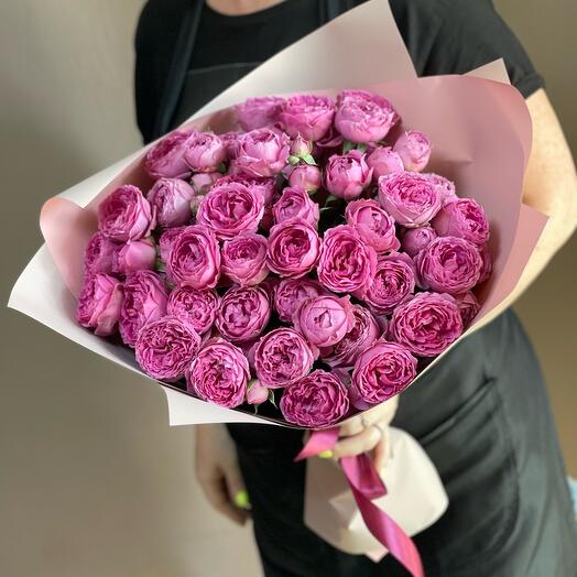 Букет пышный из кустовых пионовидных роз 