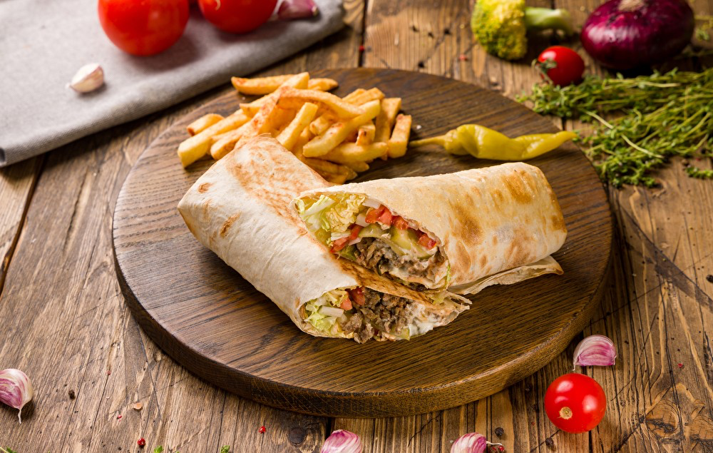 Шаурма с говядиной и гарнир картошка фри