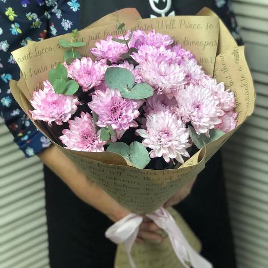 Букет хризантем и эвкалиптом