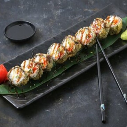 Калифорнийский горячий ролл со креветками и лососем