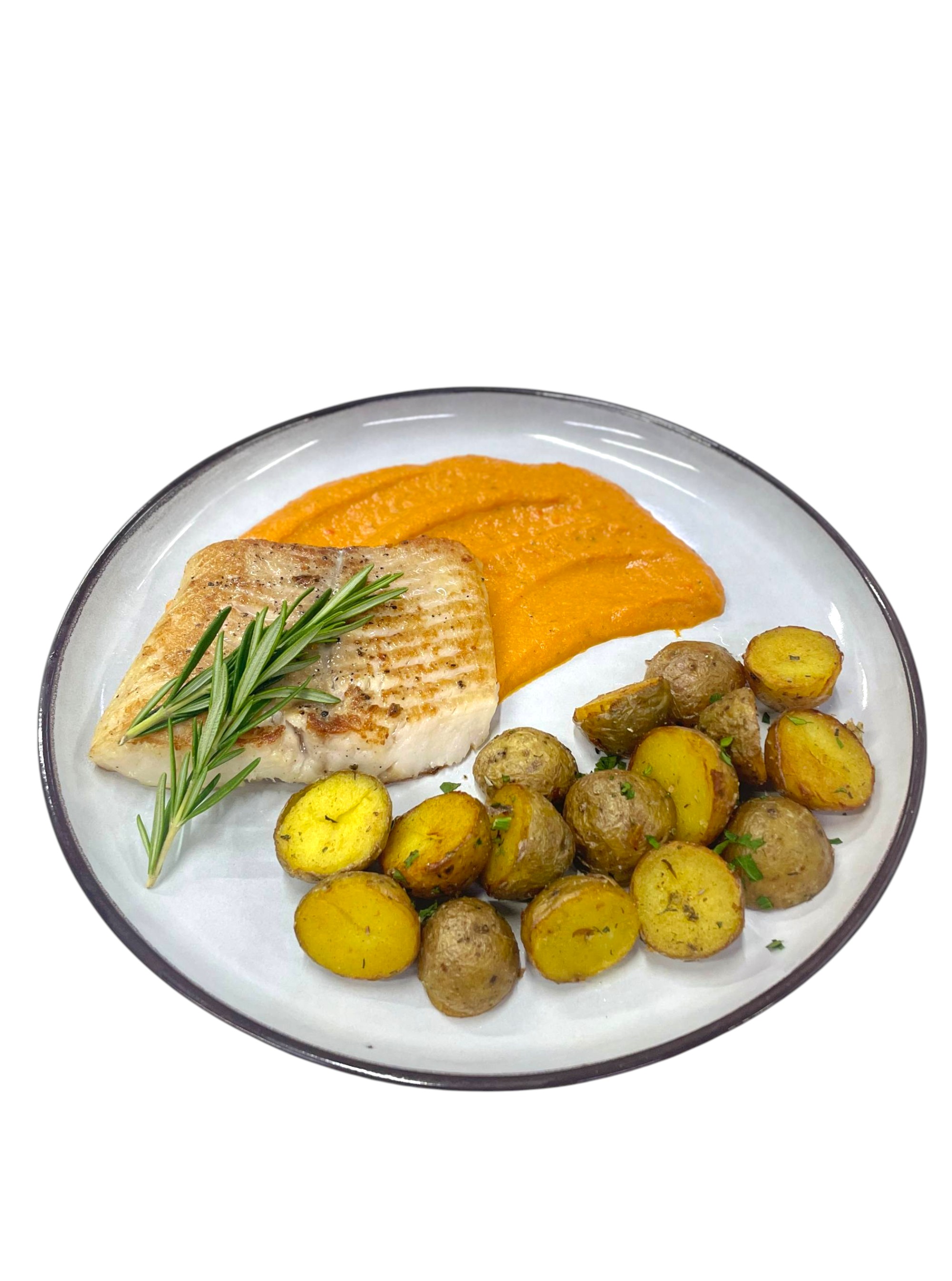 Щука на овощной подушке с беби картофелем