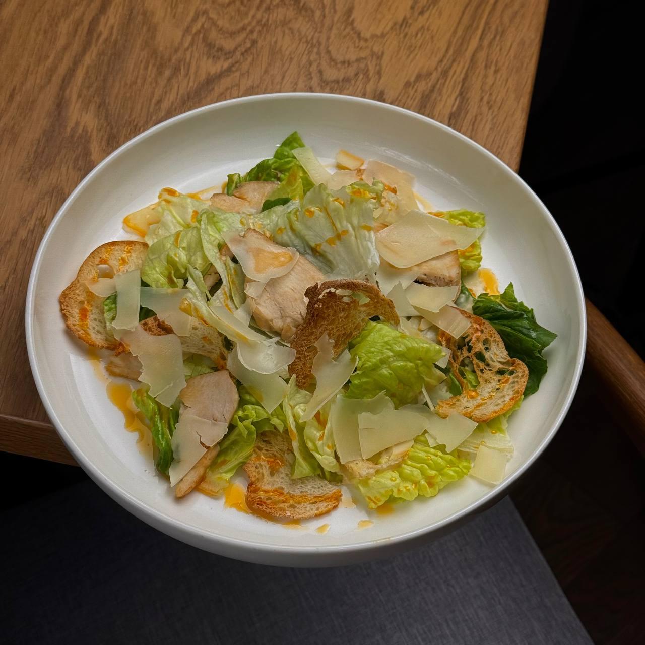 Салат с цыпленком и соусо цезарь