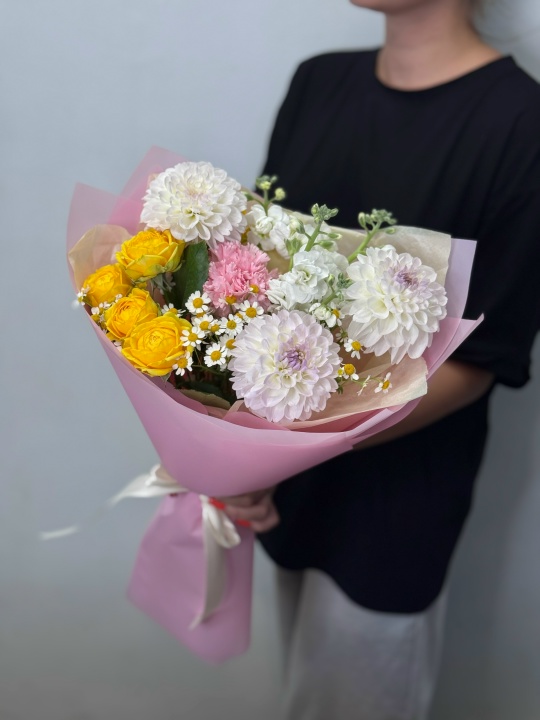 Букет комплимент с георгинами ,кустовой розой ,ромашками и маттиолой