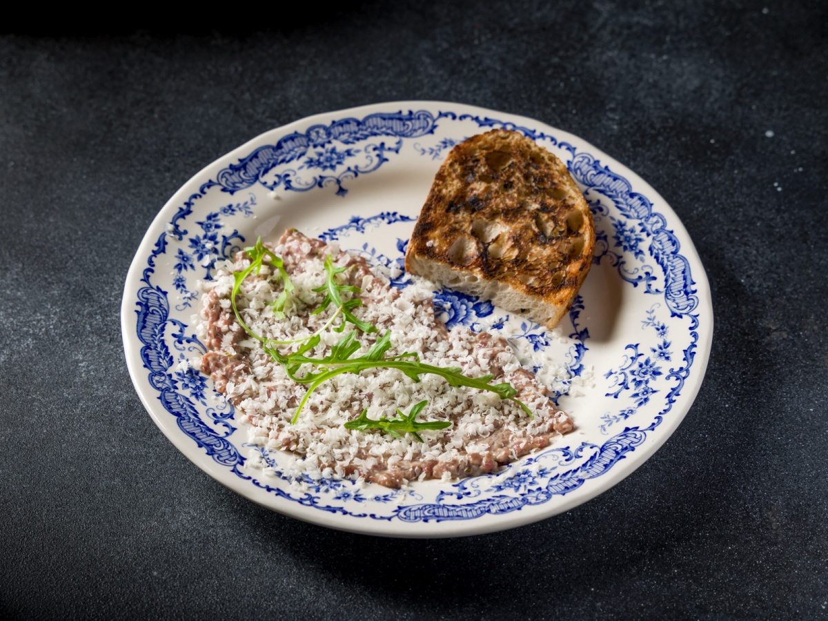 Телятина с руколой и грибами