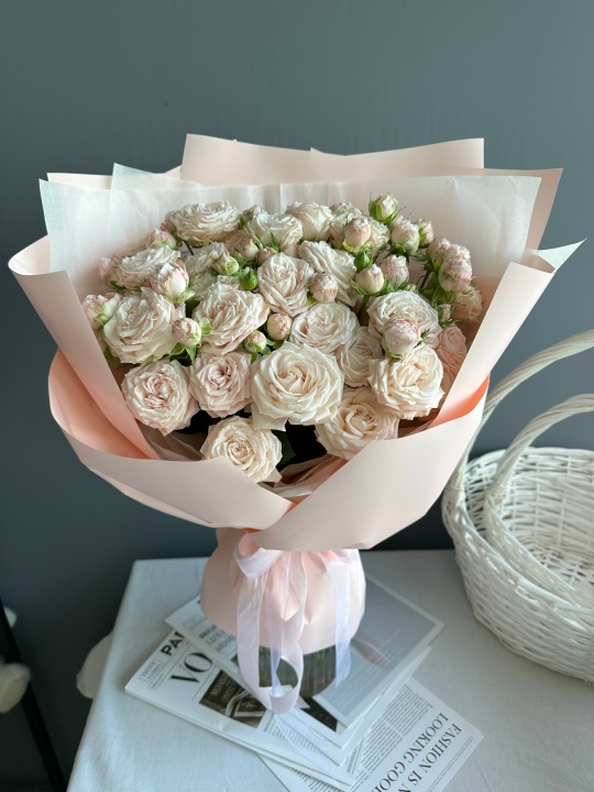 Нежный букетик из кустовых пионовидных розочек